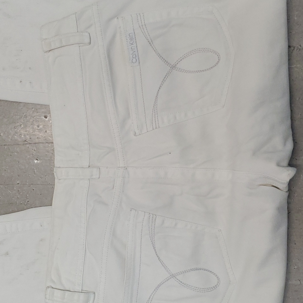 White Calvin Klein Cuffed Capris Jeans.